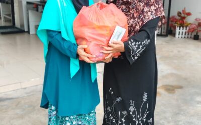 Sesi serahan barang fidyah kepada penerima yang layak