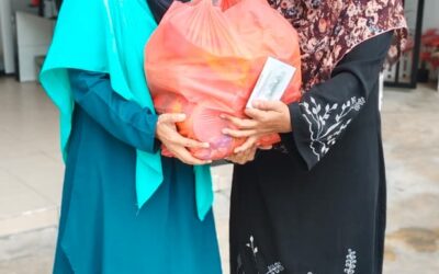 Sesi serahan barang fidyah kepada penerima yang layak