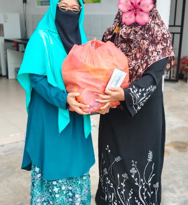 Sesi serahan barang fidyah kepada penerima yang layak